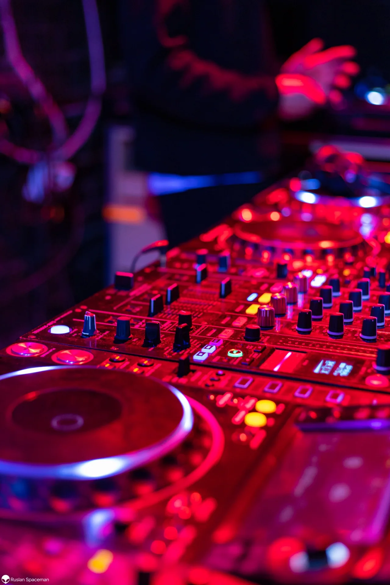 DJ-оборудование TIMEOFNIGHT в студийном свете